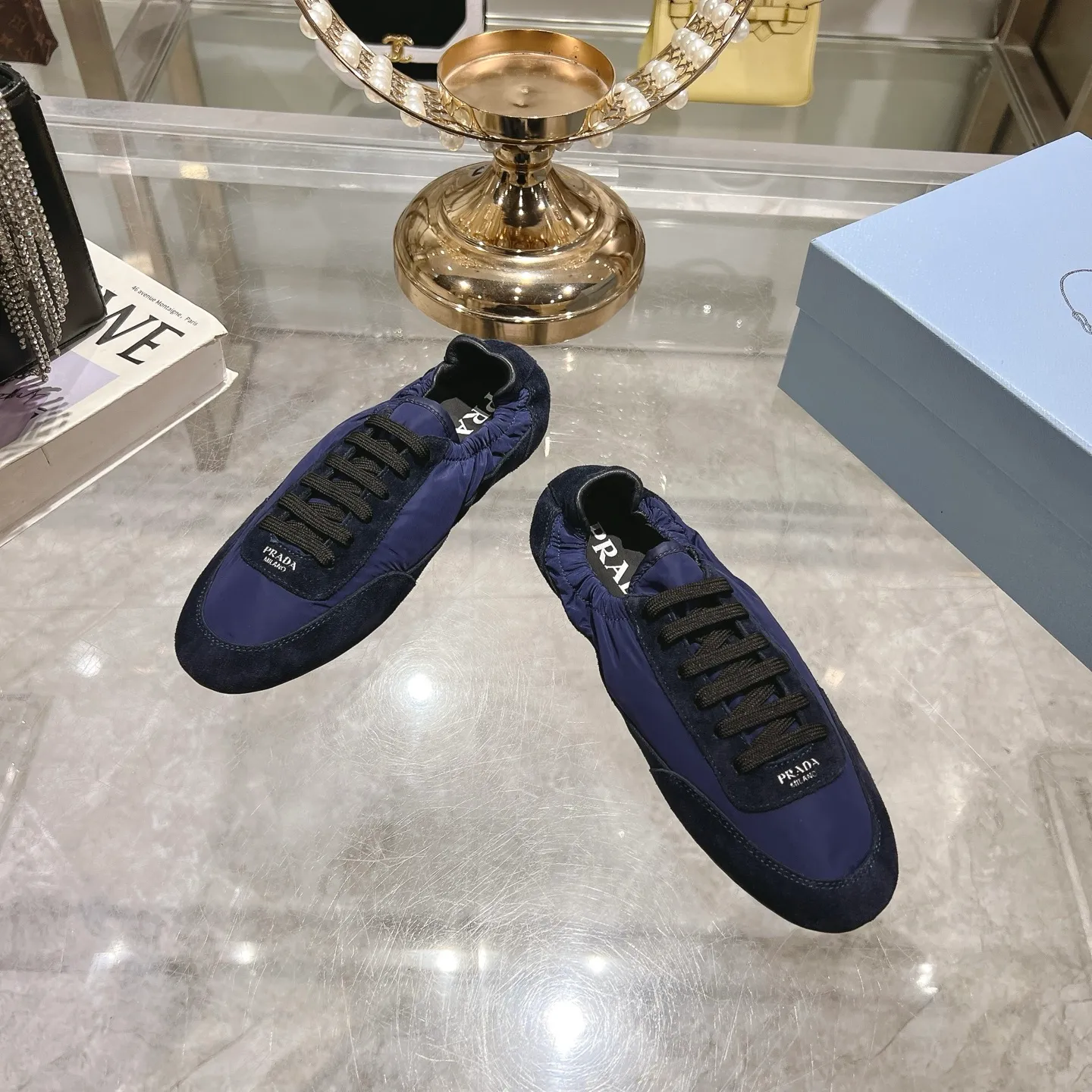 👟👟Ex-factory price 520👟👟Men's size +10 Couple style🎆Prada's new moral training shoes. The upper is suede with texture, and the inner sheepskin is wrapped. It is soft and waxy🎆The insole is thickened with lambskin. It is extremely comfortable to step on, has a sense of support, and feels well wrapped. The shoe shape is full of wrapping, light and easy to wear. A practical casual shoe that makes your legs appear taller! White is clean and refreshing, needed all year round, and can be easily worn with skirts and pants. Upper: imported suede/original molded fabric. Lining: sheepskin. Outsole: rubber outsole! Code number: 35-41 Color: burgundy blue brown green dark green yellow black red gray 9 colors available